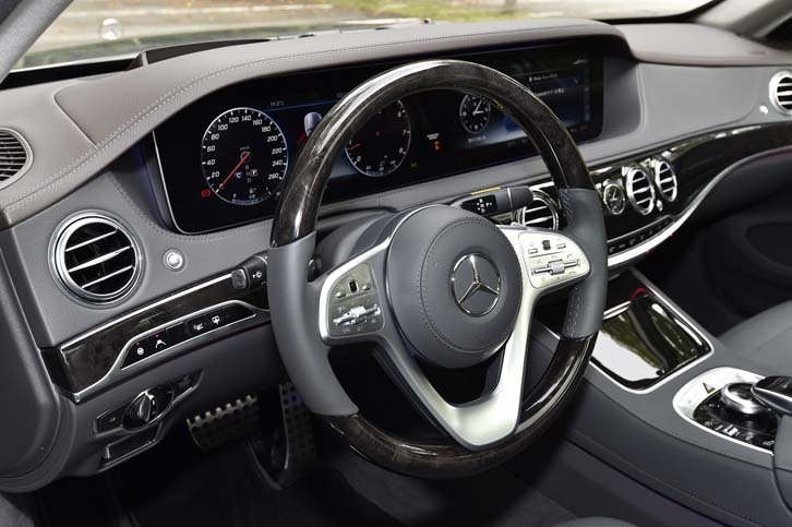 本革巻きのウッドステアリングは「AMGライン」に含まれるオプション装備。ステアリングスイッチは、新たにタッチコントロールに対応した。