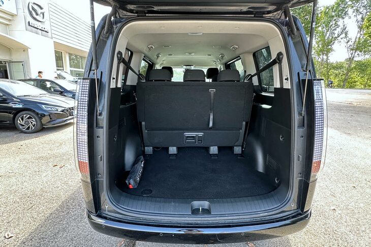 ラゲッジルーム容量は831〜1303リッター。イタリアの新車価格は「ワゴン」が4万3500ユーロ（約686万円）、「ラクシュリー」が5万9000ユーロ（931万円）から。