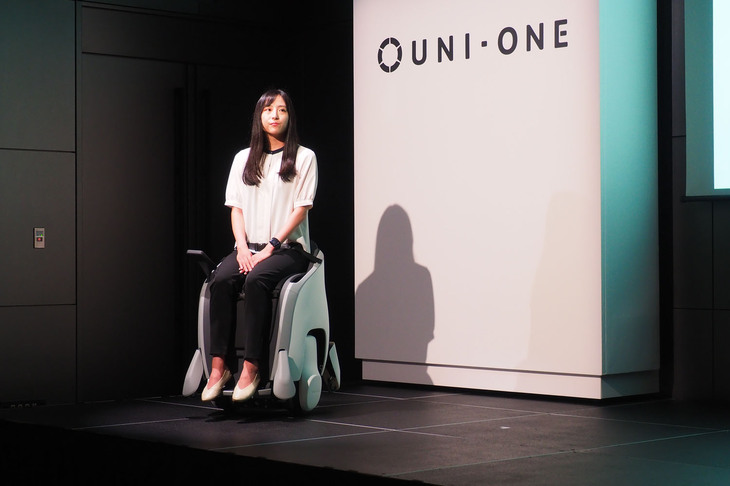 「ユニワン」は、使用時に歩行者と同じ目線になるように高さが設定されている。駆動には前進・後進・並進が行える全方位移動駆動機構「ホンダ・オムニトラクションドライブシステム」を採用する。