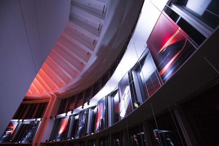 夜景を臨む六本木ヒルズ52階の「ウラカンEVO」発表会の会場。窓にディスプレイされた車両ディテールの写真は、ライトアップによって昼間とは違った雰囲気を作り出していた。