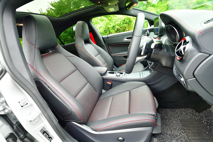 
	ヘッドレスト一体型のフロントシート。
	