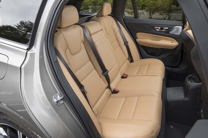 リアアクスルはモーター駆動なのでプロペラシャフトはないが、車体中央にリチウムイオンバッテリーを搭載するため、センタートンネルが相応に盛り上がっている。