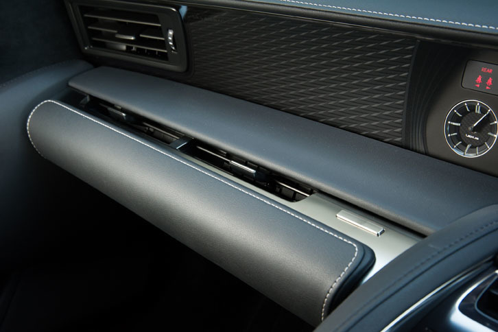 むくの金属を革で包み込むイメージでデザインされたというインテリア。写真の革と革で挟まれた部分はエアコンの吹き出し口。