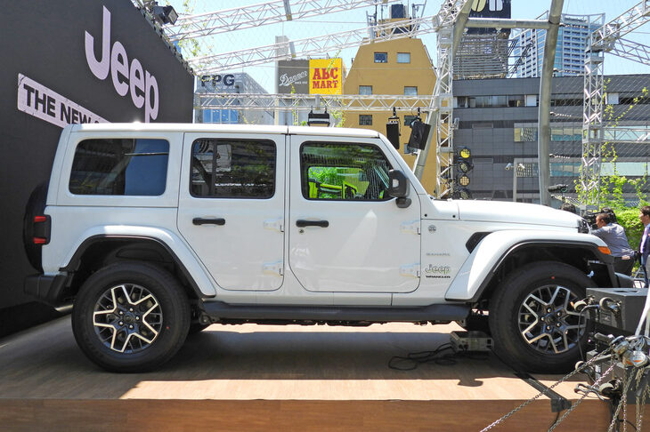 ジープ・ラングラー アンリミテッド サハラ（サイド）