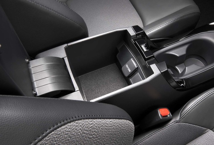 トヨタ・カローラ クロス（センターコンロールボックス）