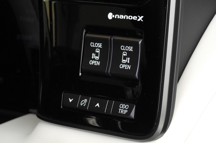 レクサスLM500h“バージョンL”（ダッシュボードのスイッチパネル）