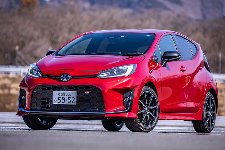 トヨタのモータースポーツ活動やスポーツモデルの開発等を統括するTOYOTA GAZOO Racingが手がけ、2022年11月に発売されたスポーツコンバージョンモデル「アクアGRスポーツ」。車両本体価格は259万5000円。