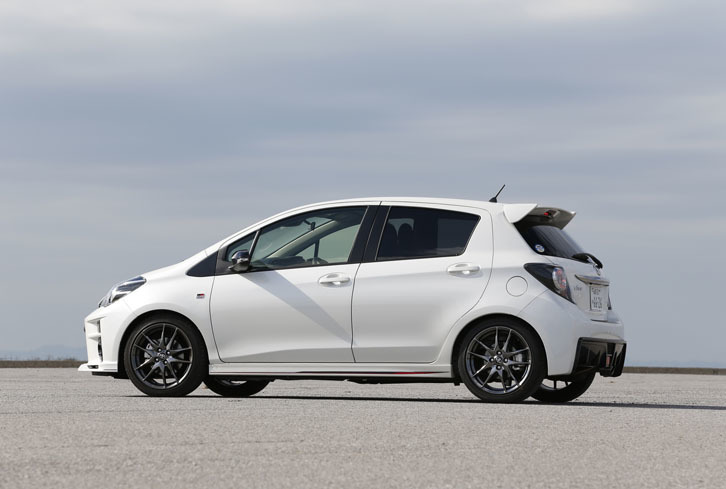 モータースポーツでの経験を生かした特別なチューニングが施されたスポーツモデル「ヴィッツGRスポーツ“GR”」。2017年9月に発売された。