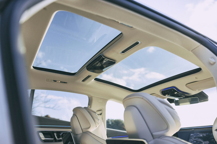 ルーフに広がる2つの大型サンルーフはキャビンの開放感を高めてくれる。前後のサンシェードがセンターピラーに収納されるのが個性的。
