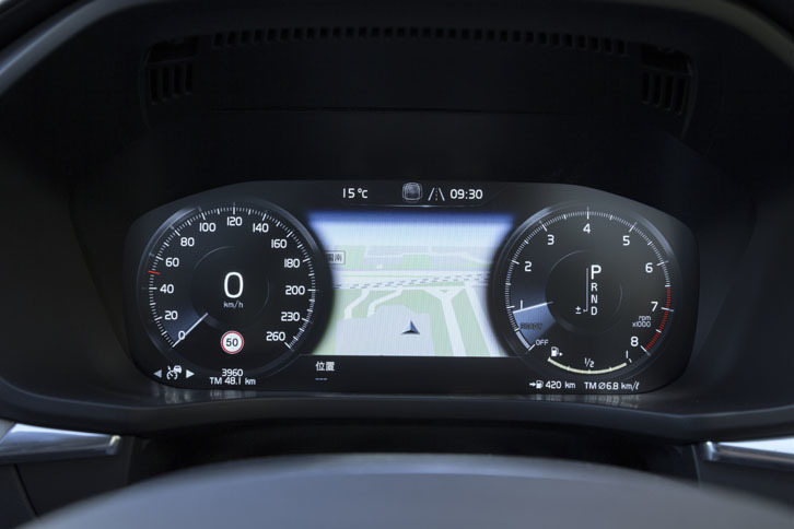 メーターパネルはフル液晶タイプ。燃費をはじめとする各種車両や、カーナビのマップなどを表示できる。