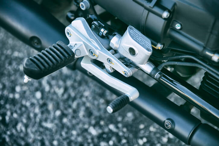 リアブレーキには、素早いレスポンスと制動力のコントロールのしやすさを重視して、リザーバータンク一体型のマスターシリンダーが採用されている。