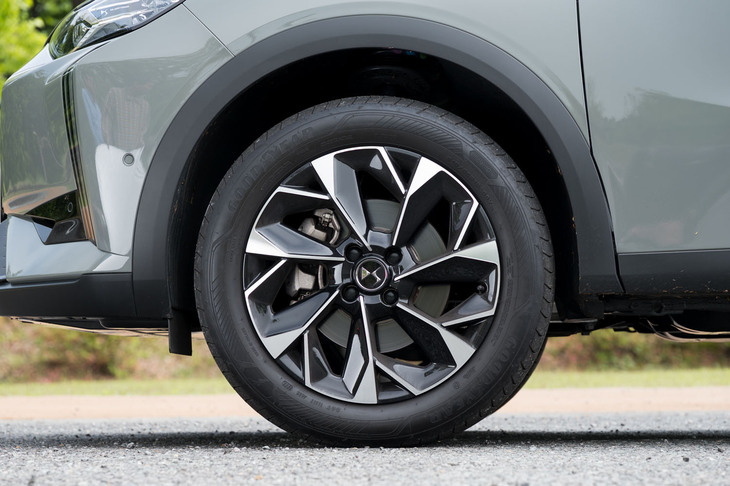 タービン形状のホイールの名称は「NICE」。ナイスではなくニースだろう。