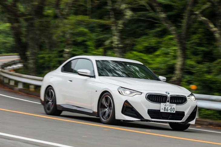 【BMW 220iクーペMスポーツのスペック】
	ボディーサイズ：全長×全幅×全高＝4560×1825×1405mm／ホイールベース：2740mm／車重：1530kg／駆動方式：FR／エンジン：2リッター直4 DOHC 16バルブ ターボ／トランスミッション：8段AT／最高出力：184PS（135kW）/5000rpm／最大トルク：300N・m（30.6kgf・m）/1350-4000rpm／タイヤ：（前）225/45R18 95Y／（後）255/40R18 99Y（ブリヂストン・トランザT005）※ランフラットタイヤ／燃費：13.3km/リッター（WLTCモード）／価格：550万円
	
	【取材時の燃費データ】
	テスト距離：286km（市街地1：高速道路7：山岳路2）／使用燃料：27.0リッター（ハイオクガソリン）／参考燃費：10.6km/リッター（満タン法）