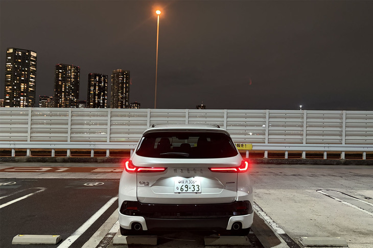 ボディーの後方が膨らんで、大きくなった感じがする新型「CX-5」のリアビュー。左右に分かれた水平基調のテールランプがワイド感を強調し、その間に「MAZDA」のエンブレムが配置されている。