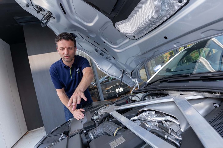 ターナー氏は「トルクフルなエンジンと8段ATの良好なマッチング、そしてEデフがもたらすスタビリティーの高さが新型ヴァンテージの走りの質を高めている」とコメント。