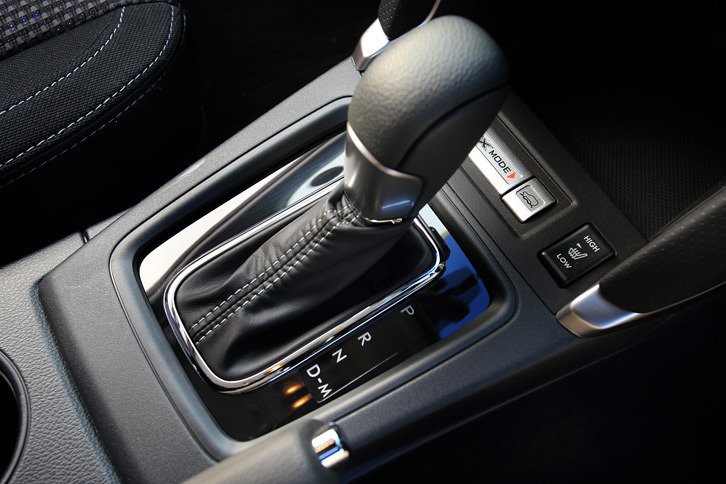 
	ATのシフトセレクターや、アクセルおよびブレーキペダルの操作ミスによる事故を予防する「AT誤発進抑制制御」。最新の「アイサイト（ver.3）」には、リバースギア選択時の急発進を予防する「AT誤後進抑制制御」も採用された。
	