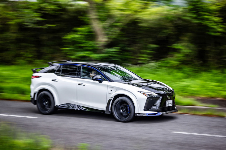 レーシングドライバーの佐々木雅弘選手がレクサス／トヨタの新聖地「トヨタテクニカルセンター下山」で徹底的に走り込み、「RZ450e“Fスポーツ パフォーマンス”」の走行パフォーマンスを磨き上げたという。