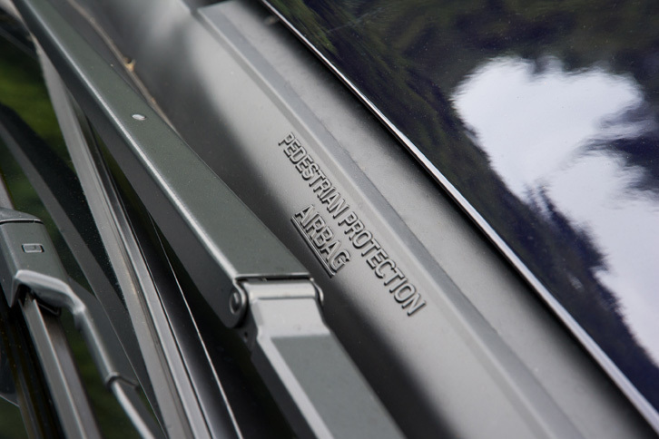 世界的に見ても歩行者の死亡事故が多いという日本の交通環境を考慮し、日本仕様の新型「インプレッサ」では歩行者保護エアバッグが全車標準装備となる。