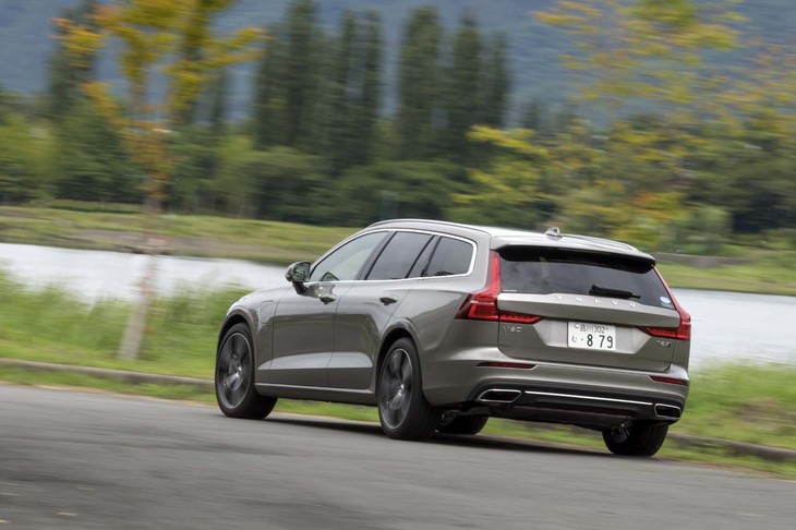 「ボルボV60」は2019年6月に、プラグインハイブリッドモデルの駆動用バッテリーの容量拡大（30Ah→34Ah）などの一部改良を受けたが、テスト車は改良前の仕様だった。