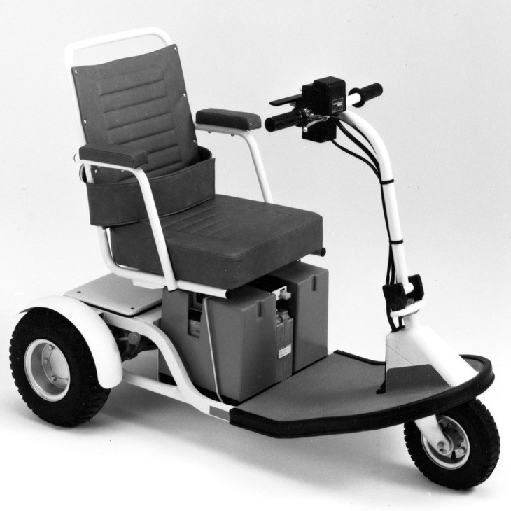 初代セニアカー（画像は初代「ET10型」で、展示車両とは一部仕様が異なる）