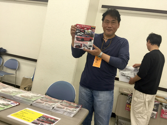 『モーターマガジン』のバックナンバーを販売していたのは、笠倉出版のブース。同社の加藤氏と出版物『欲しい！ 大人のミニカー』。
	 