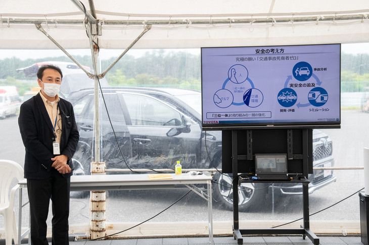 「急アクセル時加速抑制機能」の体験試乗会において、トヨタの交通安全に対する取り組みを説明する、トヨタ自動車 先進技術開発カンパニーの池田幸洋主査。