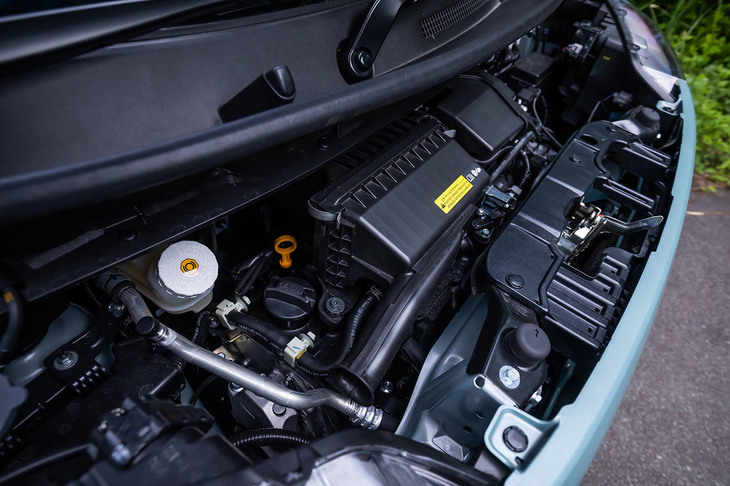 パワーユニットは最高出力52PS、最大トルク60N・mの0.66リッター直3エンジンに、同2.7PS／同40N・mのマイルドハイブリッド機構が組み合わされる。