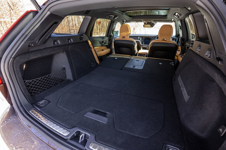後席背もたれをすべて前方に倒した荷室の様子。この状態での荷室容量は1441リッターとなる。