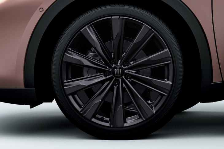 こちらは、クラウン専門店「THE CROWN」限定で取り扱っている特別仕様車「クラウン クロスオーバーRS“THE LIMITED-MATTE METAL”専用の21×7 1/2Jアルミホイール（マットブラック塗装）。価格は作業工賃込みで25万9490円。