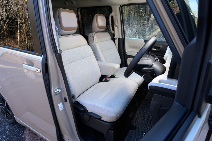 合皮とトリコットを組み合わせたシート表皮は「プレミアムインテリア」によるもの。ライバル車よりもヒップポイントを高く設定したというだけあって前方視界は良好。