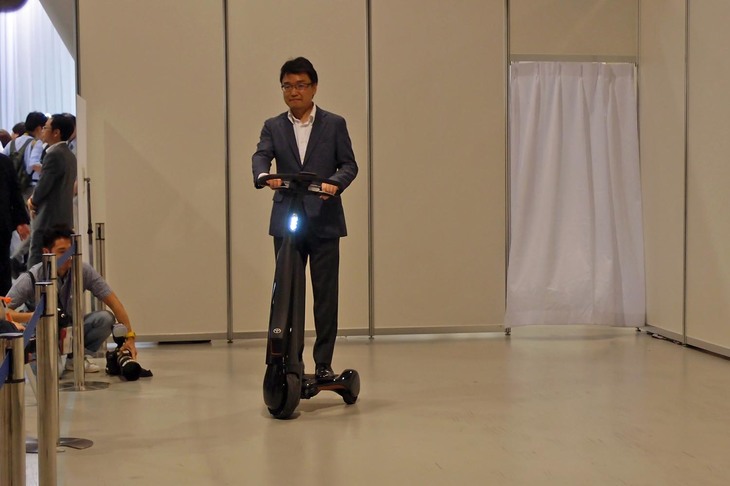 「立ち乗りタイプ」については、会場でデモ走行も行われた。音もなく走る同モデルの全高は1200mm。最高速度は2、4、6、10km/hの4段階に切り替えられる。