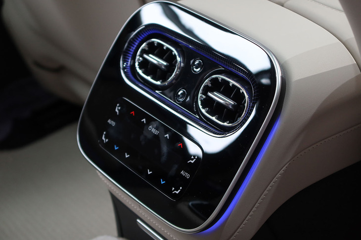 メルセデス・ベンツS450d 4MATIC（リアシート用空調スイッチ）