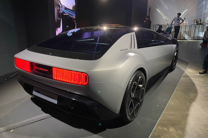 その後ろ姿。テールランプの意匠は、イタルデザインのロゴが基となっている。