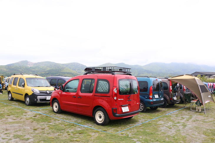 2002年から日本に導入された初代は、現行型と比べると数は少ないが、大きな現行型が並ぶ合間に、そのカワイイ姿を発見することができる。