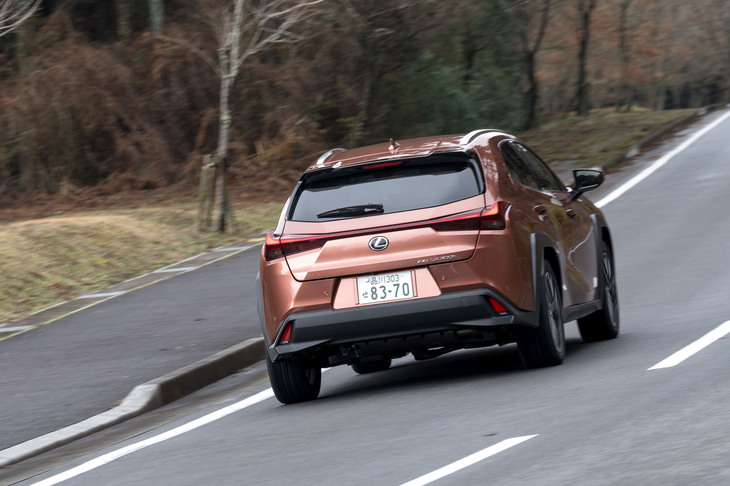 アクセルオフ時の減速度を強化し、アクセルペダルのみでの車速のコントロール性を高めている。坂道では勾配の強さに応じて加減速をアシストしてくれる。