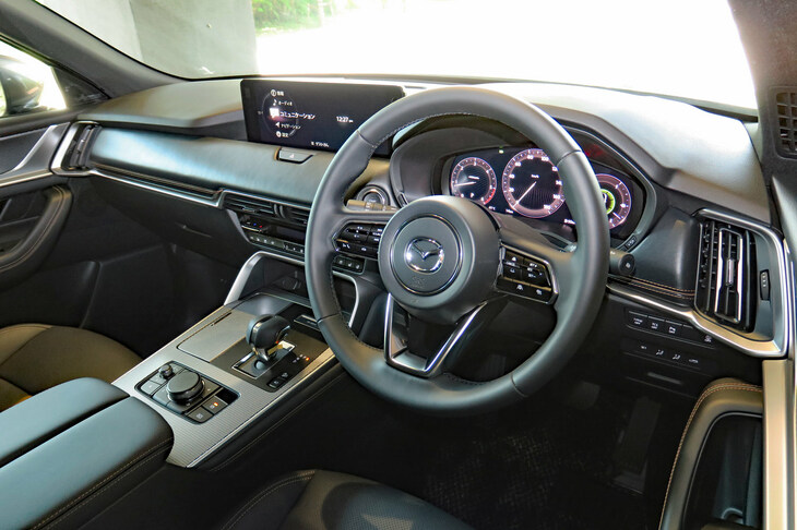 「XDエクスクルーシブモード」のインストゥルメントパネルまわり。メーターパネルは「XD」や純エンジン車の「Sパッケージ」および「25S Lパッケージ」では機械式の3眼メーター。その他のグレードでは、12.3インチのフル液晶ディスプレイとなる。