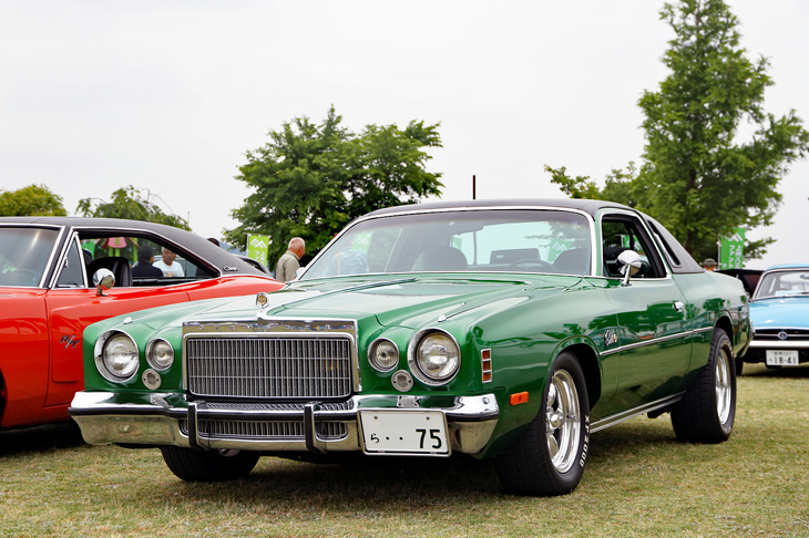 1975年「クライスラー・コルドバ」。4代目「ダッジ・チャージャー」の兄弟車となる、クライスラーブランドとしては初のインターミディエートのパーソナルカー。シングルヘッドライトはこの頃の米車の流行で、その影響を受けたのが3代目「コロナ・マークII」。