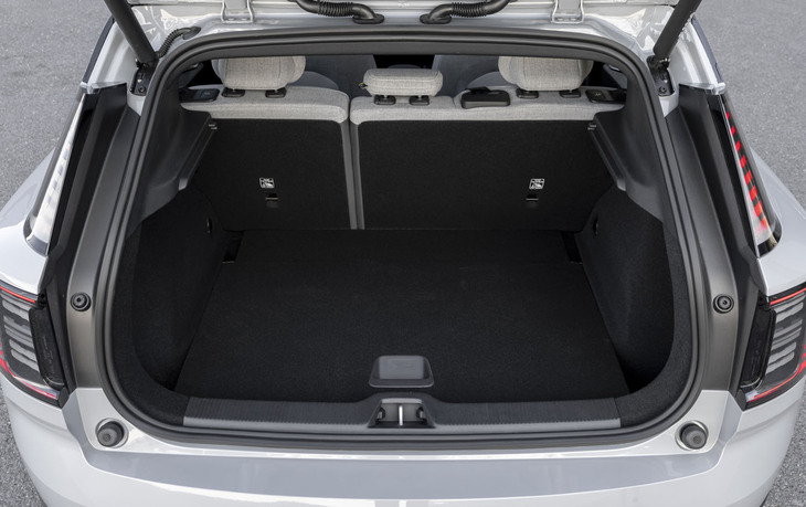 荷室の容量は318リッター。フロア下にも61リッター分のスペースがある。