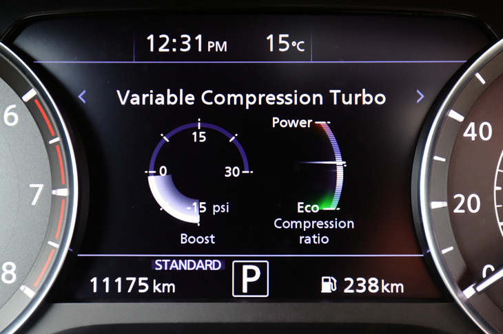圧縮比の状態は、メーター内に装備されたインフォメーションディスプレイで確認できる。