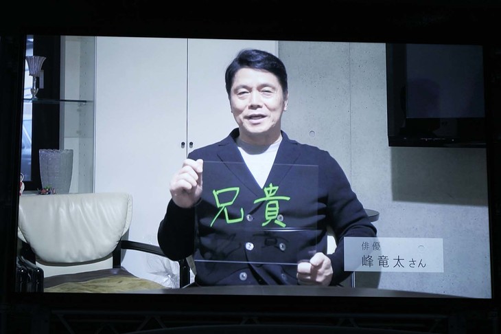 ポルシェ70周年ムービーには70人の著名人が登場し、メッセージを発信した。写真は峰 竜太さんのメッセージシーン。峰さんは自身の66歳という年齢と照らし合わせて「70歳のポルシェは頼りがいのある兄貴」と紹介した。