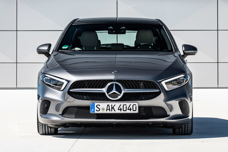 シンプルな面構成に“つり目”の細いヘッドランプなど、新型「Aクラス」には、2017年のロサンゼルスショーで発表された「CLSクーペ」などに見られる、新世代のデザインコンセプトが取り入れられている。