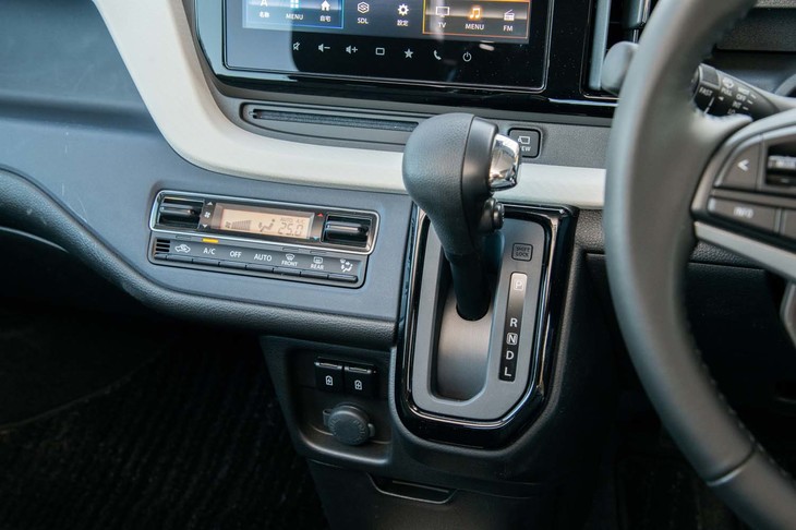 トランスミッションは低速域での加速性能と高速域での燃費性能を追求したというCVT。セレクターの作動角度の変更によって操作感が軽くなっている。