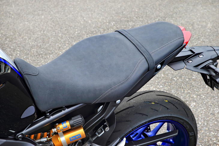 シート高は825mm。グレードによって仕様が異なり、「SP」ではスエード調の表皮やグレーのダブルステッチが採用されている。