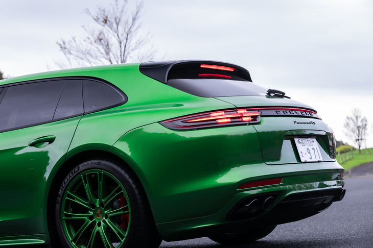 セダンの「パナメーラ」をベースにルーフラインを延長し、ステーションワゴンタイプのボディーデザインが与えられた「スポーツツーリスモ」。