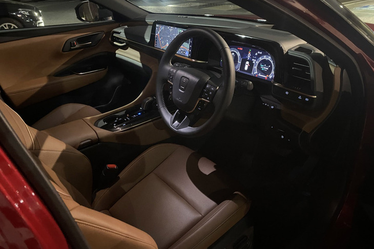 メーターおよびディスプレイを水平に配置したインストゥルメントパネルを採用。室内には多くの小物入れが設置され、実用性も高い。