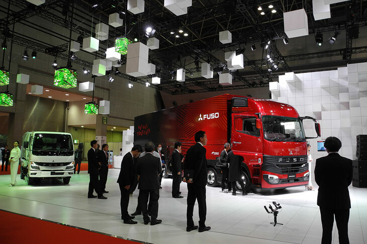 「三菱ふそう・スーパーグレート」（写真向かって右）と「eキャンター」（同左）。