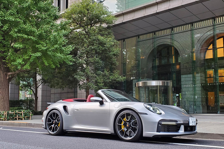 リアに搭載される3.8リッター水平対向6気筒ツインターボエンジンは最高出力650PS、最大トルク800N・mを発生する。