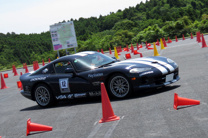記者より2秒ほども速いタイムで「Sクラス」優勝を果たした「ダッジ・バイパーGTS ACR」。うーぬ。みんな速いなあ。