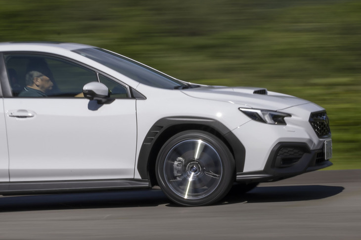 優れたグリップ力を誇るスポーツタイヤでありながらパターンノイズもロードノイズもきれいに抑制されている。