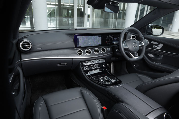 水平方向の流れが表現されたインテリア。照明はすべて、LEDでまかなわれている。ハンドル位置は右のみとなる。